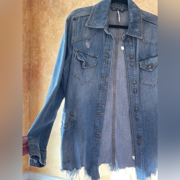 FREE PEOPLE MOONCHILD DISTRESSED DENIM SHIRT JACKET - Picture 3 of 8